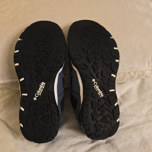 Columbia Black and Gray Sneakers with Sporty Design - Picture 9 of 16